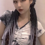 簡単ブレイズエクステ三つ編みヘアゴムをつけている人