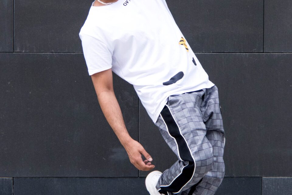 ストリート系のダンスファッションで踊る男性