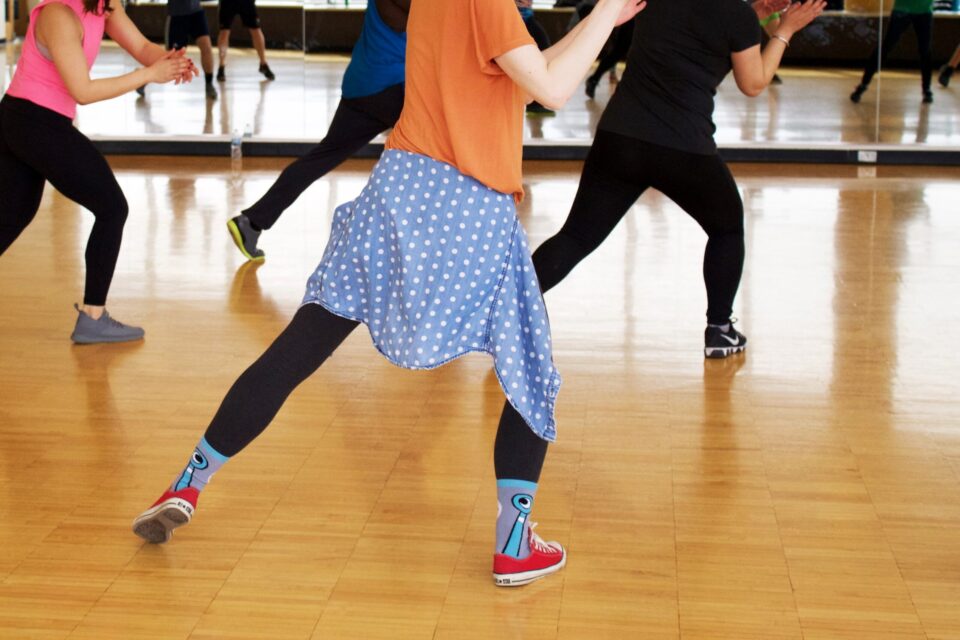 ダンスのレッスンを受けている子