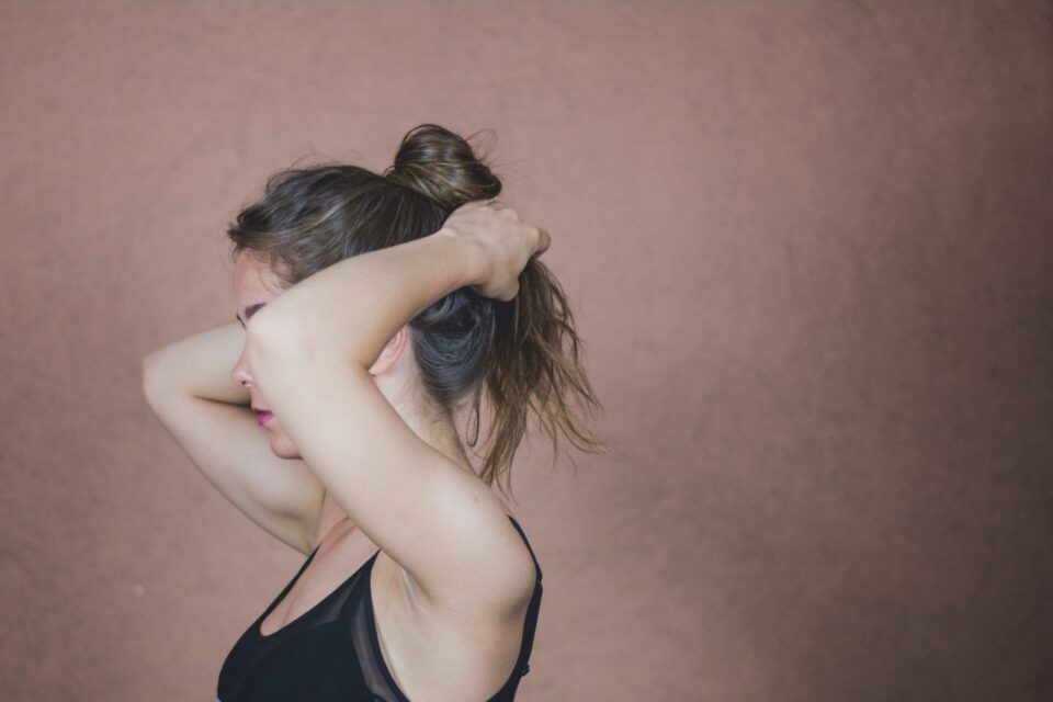 ダンスの邪魔にならないように髪をまとめる女性