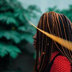 ブレイズヘアとドレッドヘアの違いってなに？特徴やケア方法を比較